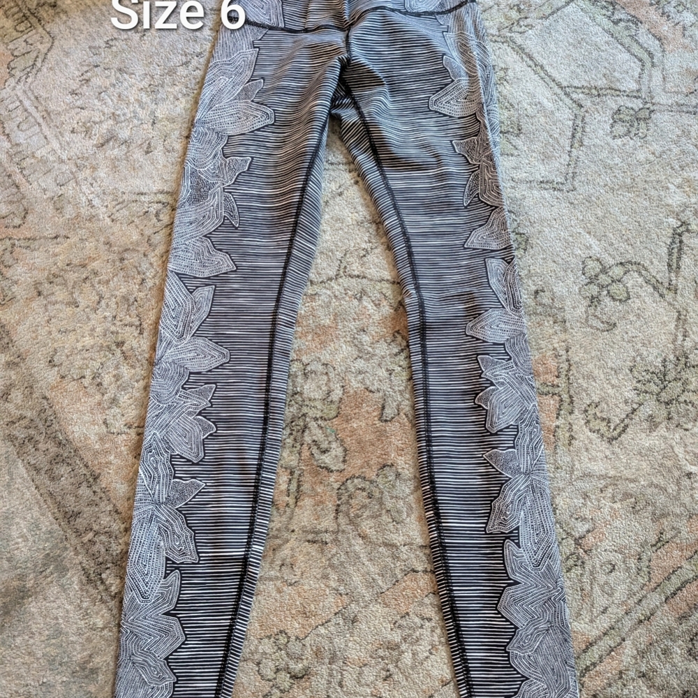 Dottie Tribe Wunder Under Lululemon Leggings - Size 6